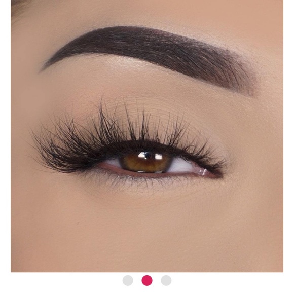 Lilly Lashes - Picture 5 of 5